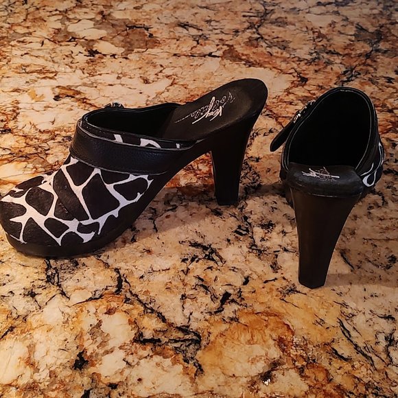 Women's Very Volatile animal print cowhide mules SZ 9 4.5" heel pre-owned. - Picture 11 of 16
